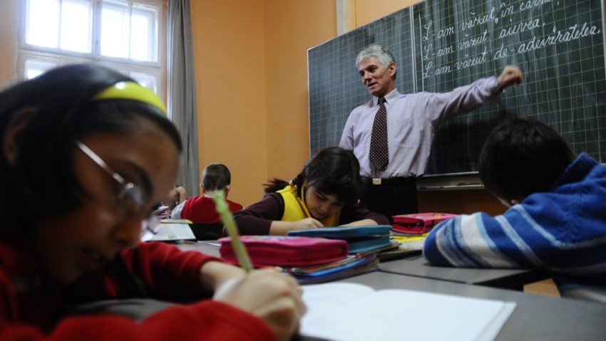 Este oficial. Şi elevii pot protesta şi da calificative profesorilor Este oficial. Şi elevii pot protesta şi da calificative profesorilor