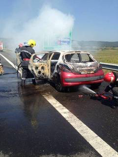Incendiu la un autoturism pe A1, între Orăştie şi Deva Incendiu la un autoturism pe A1, între Orăştie şi Deva