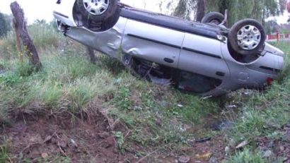 Un șofer băut s-a răsturnat cu mașina în șanț , în vestul țării