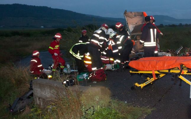 [FOTO-VIDEO] Accident mortal pe DN17 : două persoane au decedat, iar alta este în stare foarte gravă