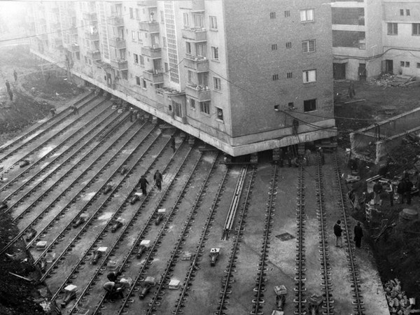 [FOTO] Cum a mutat Ceauşescu un bloc de 7.600 de tone, cu 80 de apartamente, cu locatarii în el !