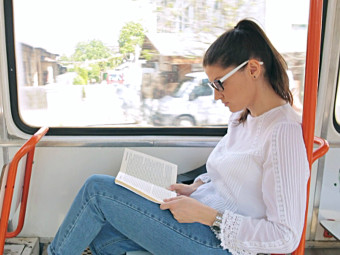 Săli de lectură mobile:Tramvaiele și autobuzele arădene dotate cu cărţi de istorie şi beletristică Săli de lectură mobile:Tramvaiele și autobuzele arădene dotate cu cărţi de istorie şi beletristică