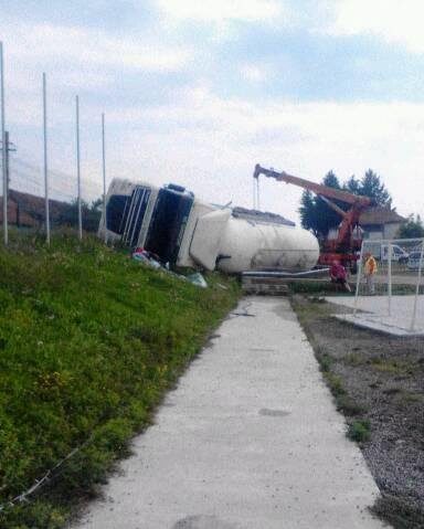 O cisternă a măturat tot ce a prins în cale pe DN 68, între Caransebeş şi Oţelu Roşu O cisternă a măturat tot ce a prins în cale pe DN 68, între Caransebeş şi Oţelu Roşu