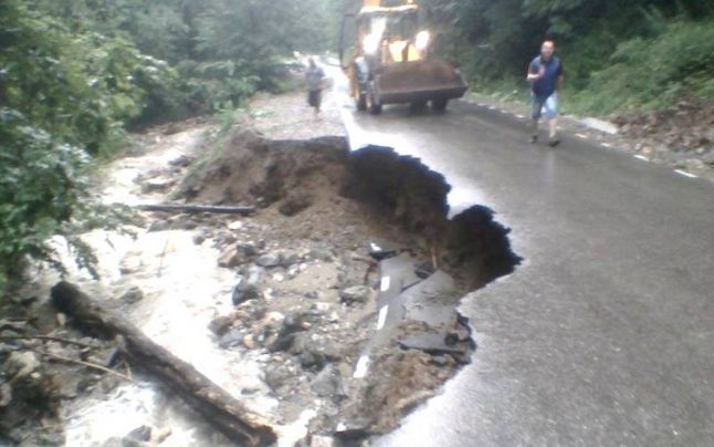 Drumul spre Sarmizegetusa, rupt de viituri Drumul spre Sarmizegetusa, rupt de viituri