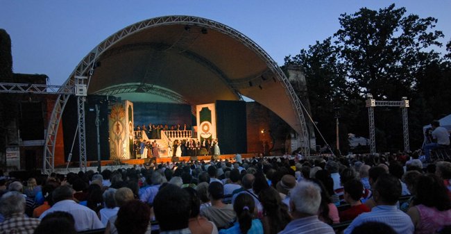 Nabucco, Nunta lui Figaro, Traviata şi Motanul Încălţat în Parcul Rozelor. La Timişoara începe maratonul de spectacole în aer liber Nabucco, Nunta lui Figaro, Traviata şi Motanul Încălţat în Parcul Rozelor. La Timişoara începe maratonul de spectacole în aer liber