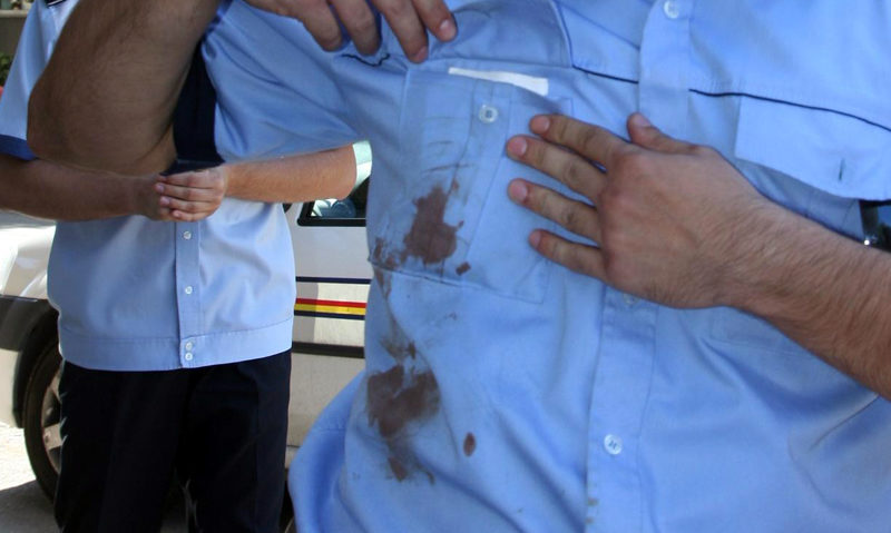 Atac mafiot în vestul ţării. Poliţist, bătut de doi bărbaţi, după ce i-au distrus maşina Atac mafiot în vestul ţării. Poliţist, bătut de doi bărbaţi, după ce i-au distrus maşina
