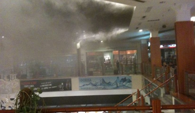 Incendiu într-un Mall din Timişoara: Aproximativ 300 de persoane au fost evacuate Incendiu într-un Mall din Timişoara: Aproximativ 300 de persoane au fost evacuate