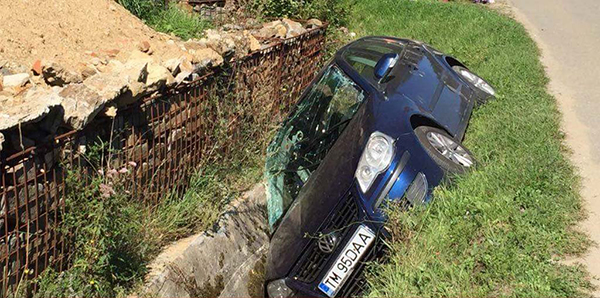 Accident stupid la Crivaia. Cum și-a parcat un timișorean mașina după ce a ieșit de la ”Ponton” Accident stupid la Crivaia. Cum și-a parcat un timișorean mașina după ce a ieșit de la ”Ponton”