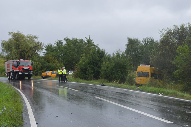 Ploaia a creat probleme pe DN 58. Un microbuz şcolar a fost lovit de tir Ploaia a creat probleme pe DN 58. Un microbuz şcolar a fost lovit de tir