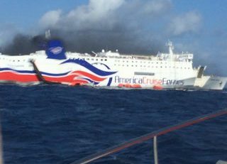 Sute de persoane, evacuate de la bordul unui feribot care a luat foc în Atlantic