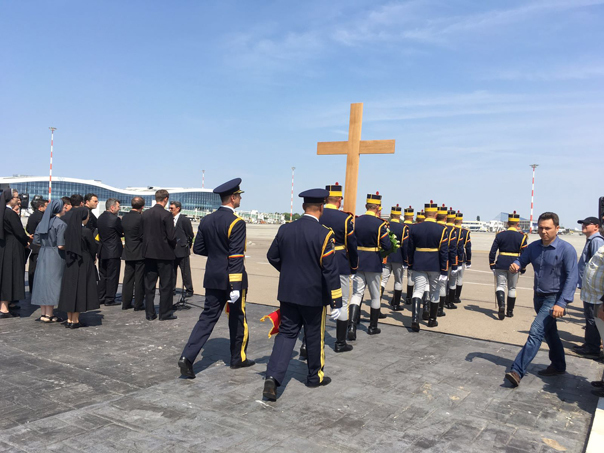 [FOTO] Aeronava cu trupul neînsufleţit al Reginei Ana a aterizat pe Aeroportul Otopeni