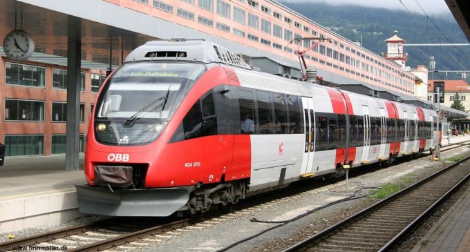 Un nou atac cu cuţitul în tren. Trei persoane au fost rănite în Austria de un bărbat de 60 de ani Un nou atac cu cuţitul în tren. Trei persoane au fost rănite în Austria de un bărbat de 60 de ani