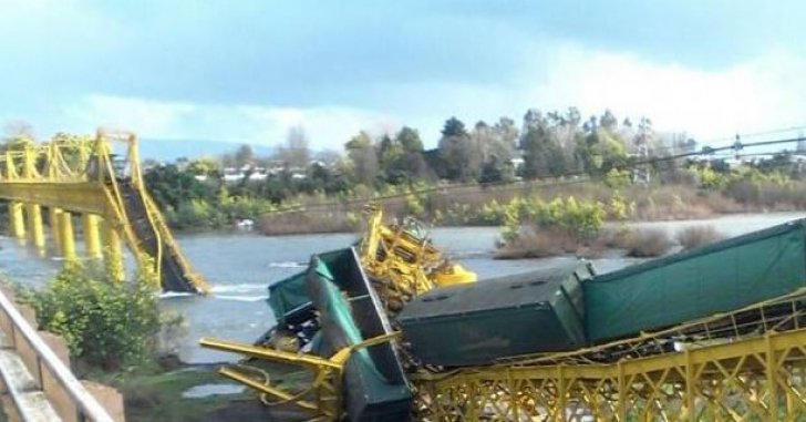 Un tren cu produse chimice s-a prăbușit într-un râu din Chile Un tren cu produse chimice s-a prăbușit într-un râu din Chile