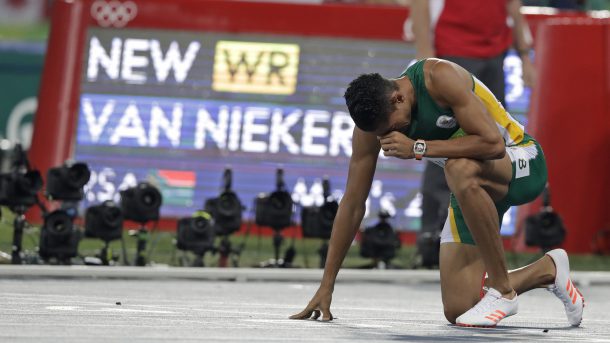 Sud-africanul Wayde van Niekerk a doborât un record vechi de 17 ani Sud-africanul Wayde van Niekerk a doborât un record vechi de 17 ani