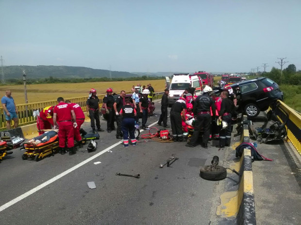 A fost activat planul roșu: 20 persoane au fost rănite, după ce un microbuz și o dubiță s-au ciocnit A fost activat planul roșu: 20 persoane au fost rănite, după ce un microbuz și o dubiță s-au ciocnit