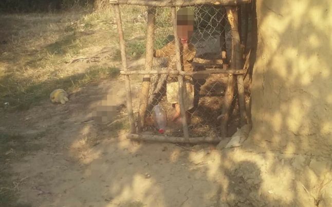 [FOTO] Revoltător! Un copil închis într-o cuşcă pentru animale
