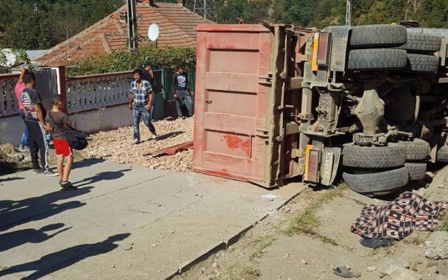 Un bărbat a murit strivit de un camion care a rămas fără frâne Un bărbat a murit strivit de un camion care a rămas fără frâne