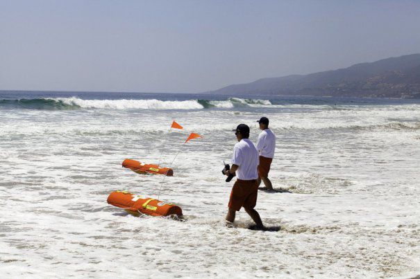 Pe plajele din Dubai, oamenii aflaţi în pericol de înec vor fi salvaţi de roboţi Pe plajele din Dubai, oamenii aflaţi în pericol de înec vor fi salvaţi de roboţi