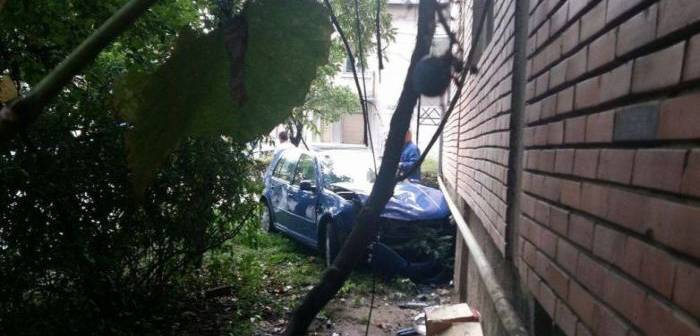 Cu maşina direct în… bloc. O şoferiţă s-a lăsat „dusă” de val Cu maşina direct în… bloc. O şoferiţă s-a lăsat „dusă” de val