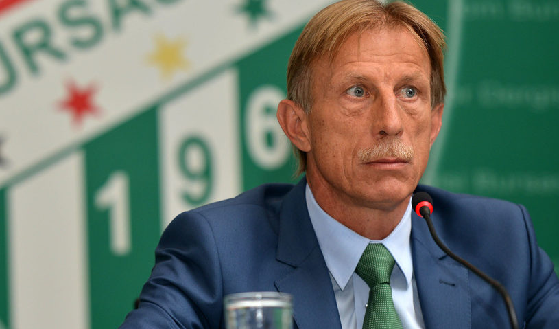 Christoph Daum a anunțat lotul de 25 de jucători al României pentru meciurile cu Armenia și Kazahstan Christoph Daum a anunțat lotul de 25 de jucători al României pentru meciurile cu Armenia și Kazahstan