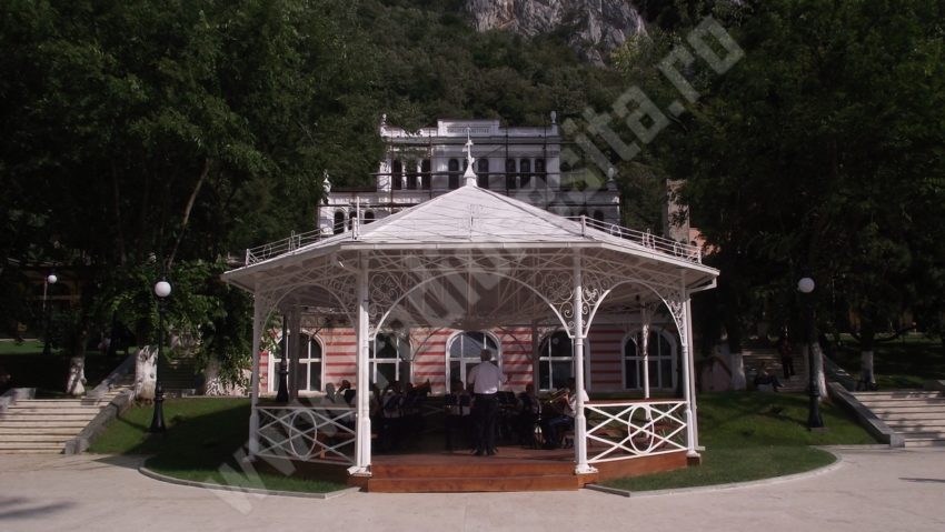 Muzică, zgomot şi… reclamaţii în Parcul Vicol din Băile Herculane