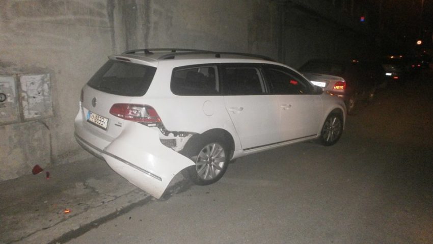 „Dorel de Banat” a făcut praf mai multe maşini. S-a urcat cu un motostivuitor pe ele „Dorel de Banat” a făcut praf mai multe maşini. S-a urcat cu un motostivuitor pe ele