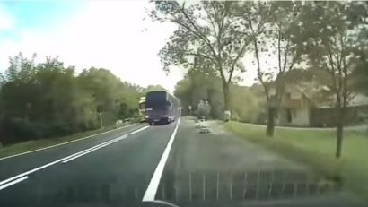 Un român a murit după ce s-a aruncat dintr-un autocar în mers, în Franţa
