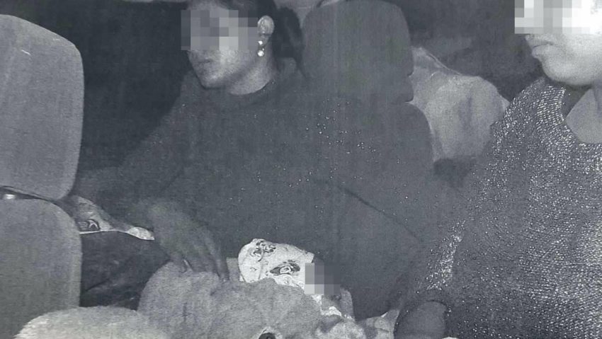 Bebeluş, ascuns de părinţi sub o pătură pentru a fi scos din ţară Bebeluş, ascuns de părinţi sub o pătură pentru a fi scos din ţară