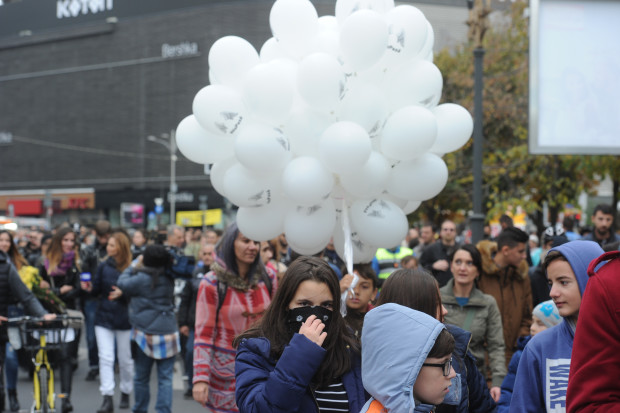 Marşul tăcerii dedicat victimelor incendiului din Colectiv: mii de oameni au mers la locul tragediei Marşul tăcerii dedicat victimelor incendiului din Colectiv: mii de oameni au mers la locul tragediei