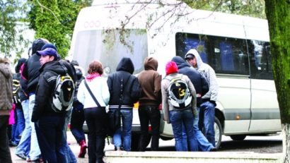 Ministerul Educaţiei a transmis Inspectoratelor şcolare banii pentru transportul elevilor
