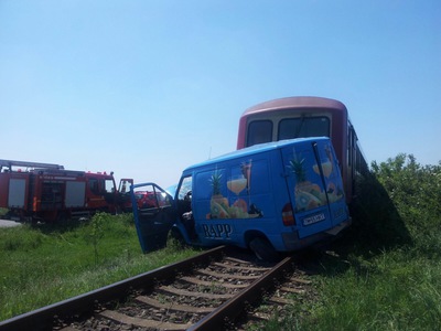 Accident pe calea ferată: Microbuz lovit de tren în vestul ţării Accident pe calea ferată: Microbuz lovit de tren în vestul ţării