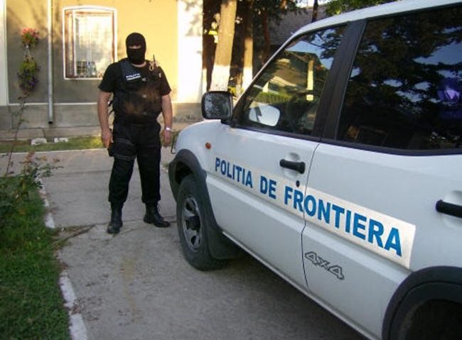 14 migranți depistați în timp ce încercau să intre ilegal în România 14 migranți depistați în timp ce încercau să intre ilegal în România