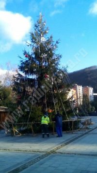 [FOTO] Reşiţa se pregăteşte de sărbătorile de iarnă. Oraşul capătă aspect feeric