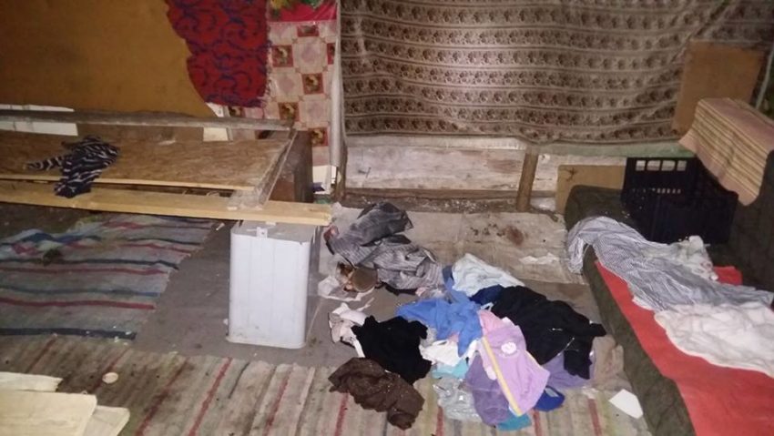 Ca în Evul Mediu: 18 persoane, între care şi 10 copii trăiau într-o mizerie de nedescris, printre şobolani Ca în Evul Mediu: 18 persoane, între care şi 10 copii trăiau într-o mizerie de nedescris, printre şobolani