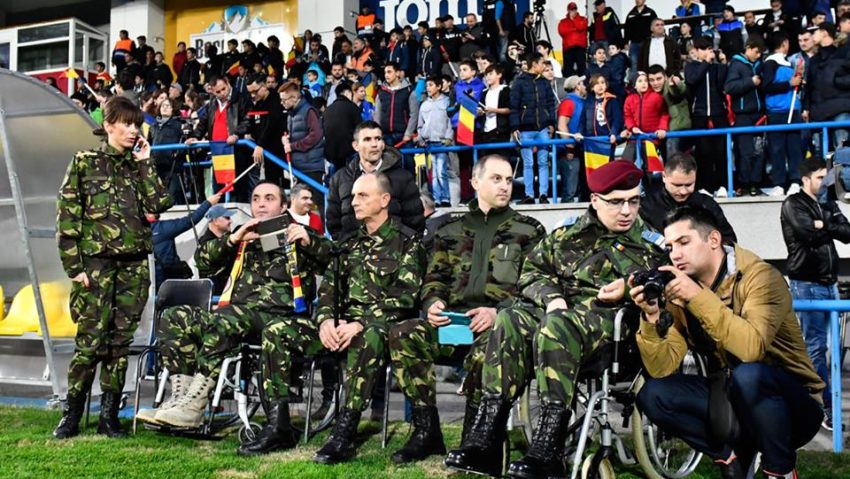 Copiii le-au urat succes tricolorilor la primul antrenament înaintea meciului cu Polonia Copiii le-au urat succes tricolorilor la primul antrenament înaintea meciului cu Polonia