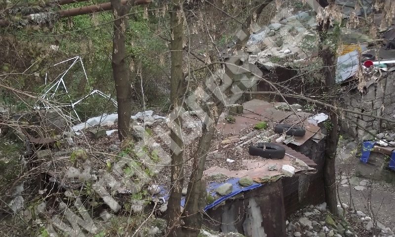 La Herculane primăria demolează coteţele de la Burlaci! La Herculane primăria demolează coteţele de la Burlaci!