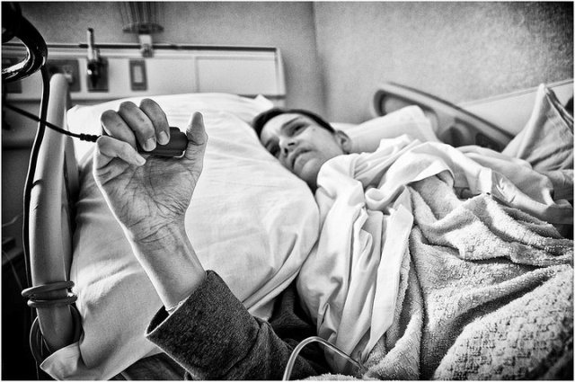 [FOTO] Cutremurător: un bărbat şi-a fotografiat soţia bolnavă de cancer în toate etapele bolii