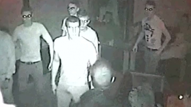 Bătaie cu pumni şi picioare într-o discotecă din Reşiţa. Un tânăr a fost la un pas de moarte Bătaie cu pumni şi picioare într-o discotecă din Reşiţa. Un tânăr a fost la un pas de moarte