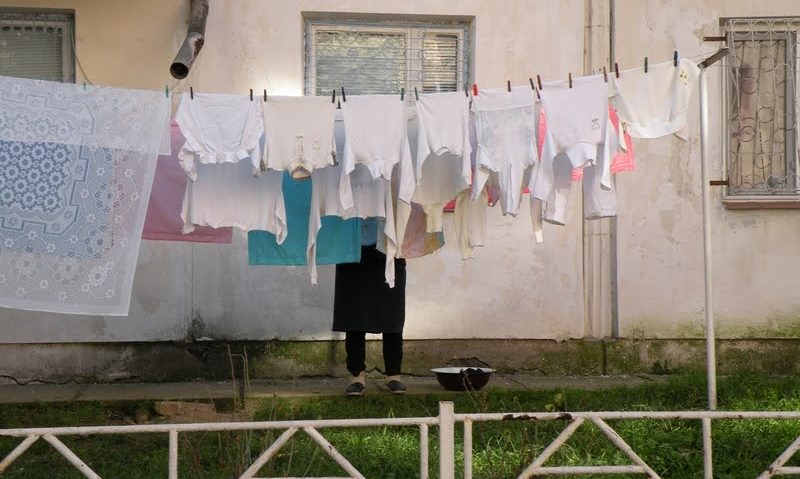AVIZ locuitorilor din Moldova Nouă: Hainele se usucă în familie, nu în faţa blocului! AVIZ locuitorilor din Moldova Nouă: Hainele se usucă în familie, nu în faţa blocului!