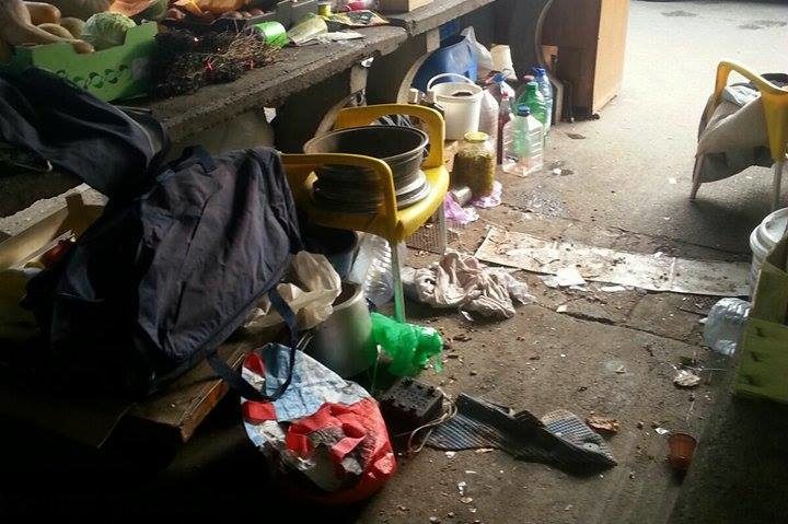 Atenţie ce şi de unde cumpăraţi! Riscaţi să vă îmbolnăviţi! Mizerie de nedescris într-o piaţă din vestul ţării! Atenţie ce şi de unde cumpăraţi! Riscaţi să vă îmbolnăviţi! Mizerie de nedescris într-o piaţă din vestul ţării!