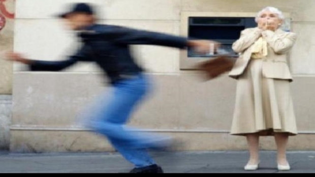 O femeie a fost tâlhărită pe o stradă din Reşiţa.Autorul este încă necunoscut O femeie a fost tâlhărită pe o stradă din Reşiţa.Autorul este încă necunoscut