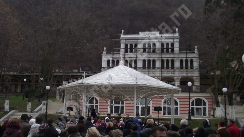 Revelion în aer liber în Parcul Central din staţiunea Băile Herculane Revelion în aer liber în Parcul Central din staţiunea Băile Herculane