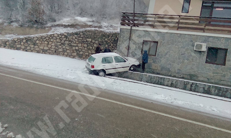 [FOTO] Prima zăpadă, prima victimă: Un bărbat din Caraş-Severin a pierdut controlul volanului şi a intrat într-o clădire