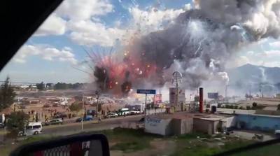 [VIDEO] Zeci de morţi în urma unei explozii într-o piaţă de artificii