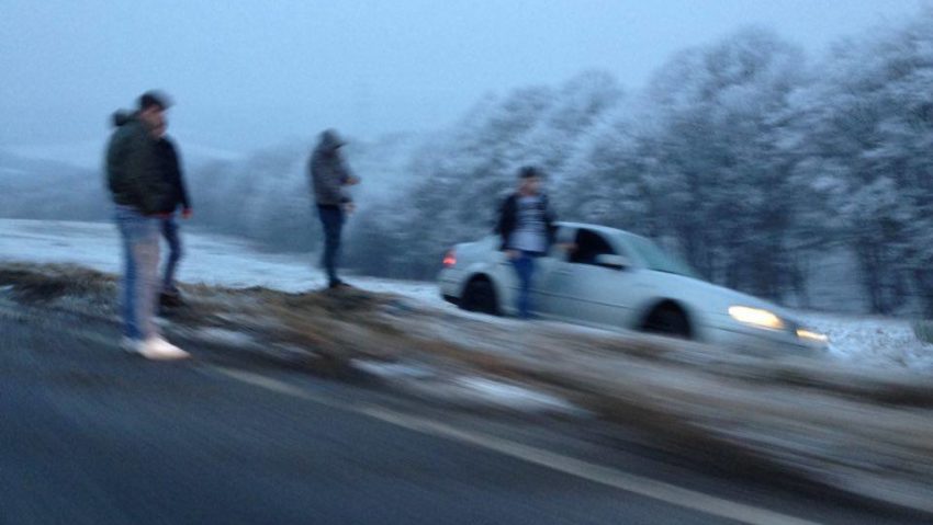 Din cauza drumului alunecos un şofer a fost la un pas de a-şi pierde viaţa! Din cauza drumului alunecos un şofer a fost la un pas de a-şi pierde viaţa!