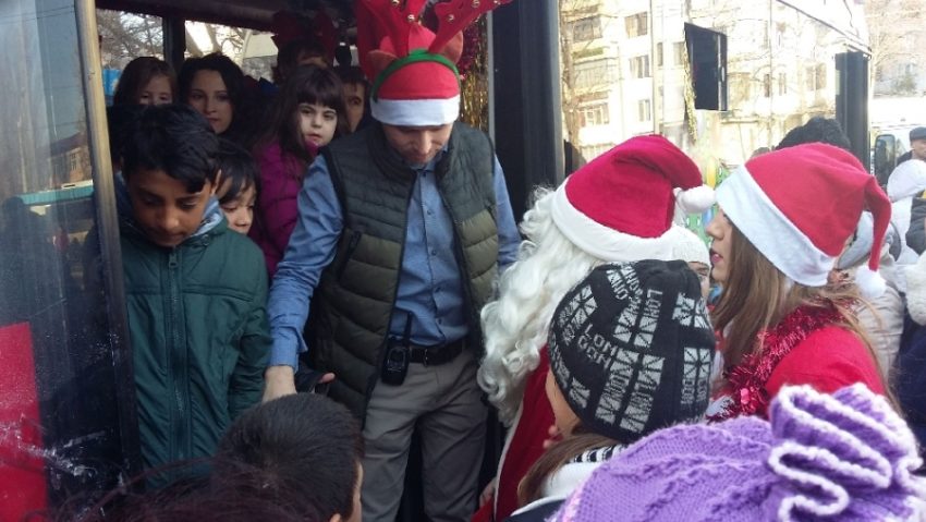„Autobuzul Moşului” va colinda şi astăzi prin Reşiţa. Spiriduşii vor oferi dulciuri celor mici „Autobuzul Moşului” va colinda şi astăzi prin Reşiţa. Spiriduşii vor oferi dulciuri celor mici