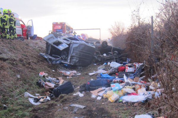 [FOTO] Şase români au fost răniţi, doi fiind în stare gravă, în urma unui grav accident