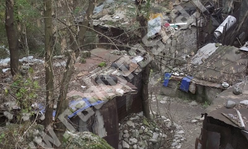 Un focar de infecţie mai puţin în staţiunea Băile Herculane. Primăria a început marea demolare Un focar de infecţie mai puţin în staţiunea Băile Herculane. Primăria a început marea demolare