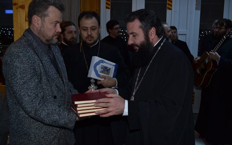 Bucuria Praznicului Nașterii Domnului transmisă prin dăruire la Reșița de Episcopia Caransebeşului Bucuria Praznicului Nașterii Domnului transmisă prin dăruire la Reșița de Episcopia Caransebeşului