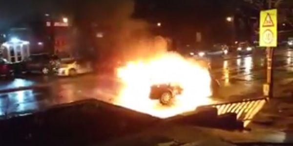 [VIDEO] Maşină în flăcări la Timişoara. Autoturismul a luat foc în mers